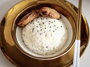 米饭撒上少量黑芝麻就排骨用餐吧！