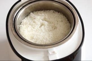 选择煮饭功能，提示音后完成蒸饭