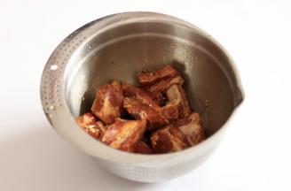 排骨放入混合好的酱汁中，搅拌均匀，腌制3小时以上，或盖保鲜膜放冰箱冷藏隔夜。