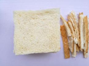 土司切除四边。