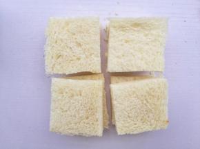 中间横竖各切一刀，切成四块。