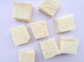 再盖上另一片土司。
