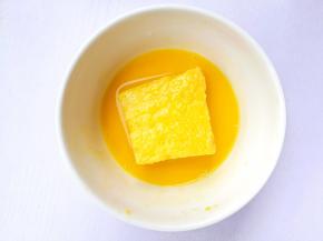 土司在鸡蛋里洗个澡。