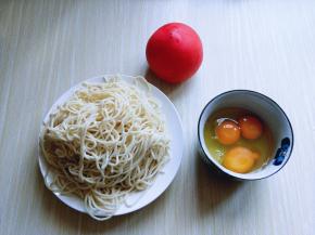 准备好食材，鸡蛋磕入碗中。