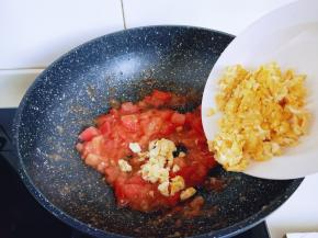 加入煎好的鸡蛋，再加入一小碗纯净水。