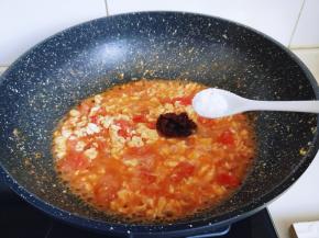 按个人口味加入盐，中火2分钟关火盛出。