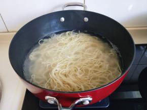 锅中加入纯净水，大火烧开，加入面条煮熟后捞出过冷水。