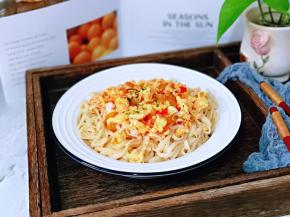 过冷水的面条捞出淋水分装盘，盛上做好的卤。