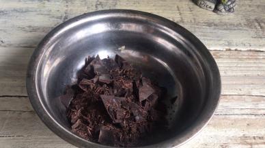 3小时后把巧克力放入碗中