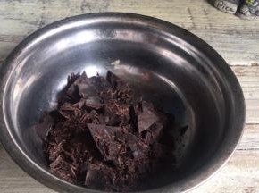 3小时后把巧克力放入碗中