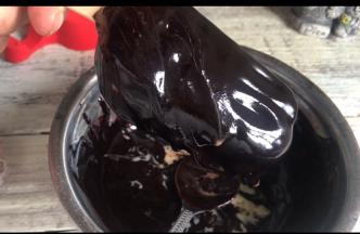 巧克力放至还有余温的时候，淋入冰棒上即可