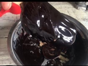 巧克力放至还有余温的时候，淋入冰棒上即可