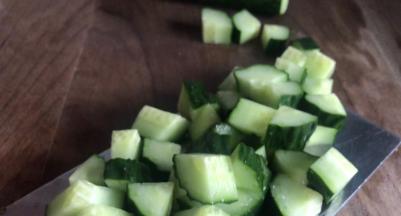 黄瓜洗净后切小丁