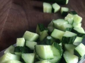 黄瓜洗净后切小丁