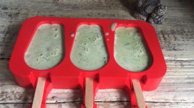 把黄瓜汁倒入磨具内