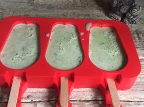 把黄瓜汁倒入磨具内