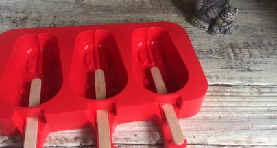 冰棒模具插上冰棒棍