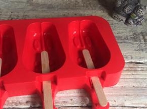 冰棒模具插上冰棒棍