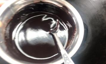 放入热水中隔水融化至顺滑细腻