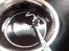 放入热水中隔水融化至顺滑细腻