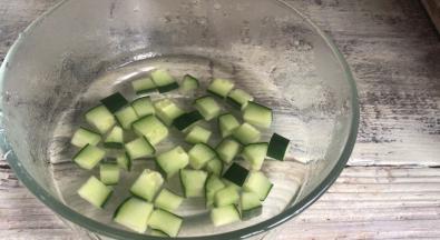 凉粉还有余温时，放入黄瓜丁
