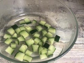 凉粉还有余温时，放入黄瓜丁
