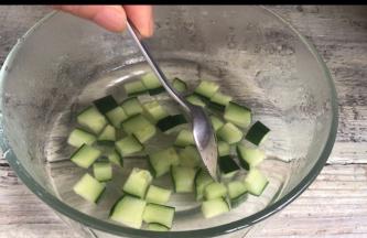 摆放均匀后，静置至冷却、凝固