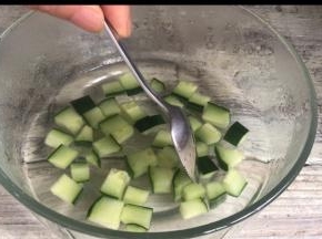 摆放均匀后，静置至冷却、凝固