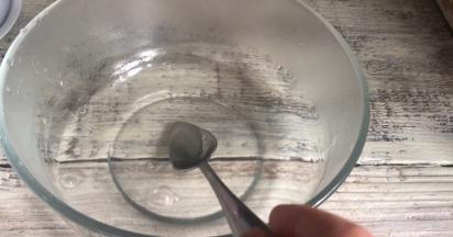 搅拌至充分融化后静置