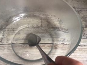 搅拌至充分融化后静置