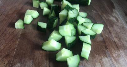 黄瓜洗净后切成小丁