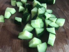 黄瓜洗净后切成小丁