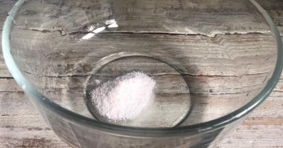 冰粉放入容器内