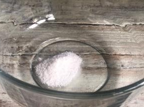 冰粉放入容器内