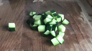 黄瓜洗净后切小丁