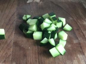 黄瓜洗净后切小丁