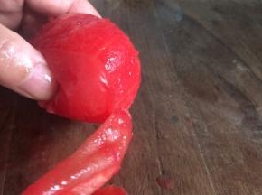 很轻松的剥去外皮