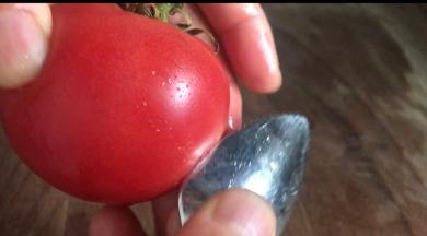 番茄用茶匙把外皮刮一遍