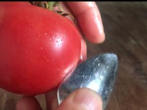 番茄用茶匙把外皮刮一遍