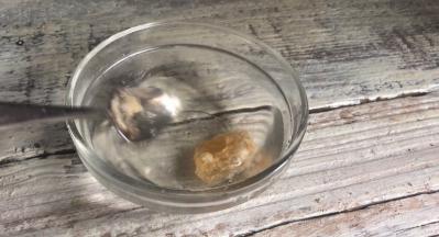 冰糖加温水融化