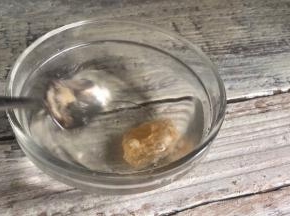 冰糖加温水融化