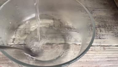 倒入冰粉中，边倒水边搅拌