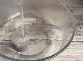 倒入冰粉中，边倒水边搅拌