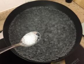 烧一锅开水，最好用深一点的汤锅煮。然后加一小勺食盐进去，加盐的作用是给意大利面加点底味。