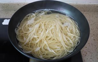 把意大利面放进锅里煮8-10分钟，今天用到的是细圆的意大利面，煮到什么程度可以自己试，找自己喜欢的硬度即可。