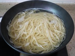 把意大利面放进锅里煮8-10分钟，今天用到的是细圆的意大利面，煮到什么程度可以自己试，找自己喜欢的硬度即可。