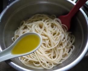 把煮好的面捞出，无需冲冷水，只需加一勺橄榄油，然后把面拌均匀，橄榄油的作用是防止面粘在一起。