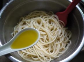 把煮好的面捞出，无需冲冷水，只需加一勺橄榄油，然后把面拌均匀，橄榄油的作用是防止面粘在一起。