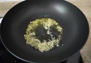 锅烧热，加入橄榄油，没有橄榄油的话可以用玉米油或者花生油。然后把蒜泥加入，小火煸炒出蒜香味。