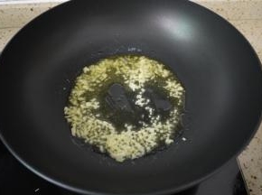 锅烧热，加入橄榄油，没有橄榄油的话可以用玉米油或者花生油。然后把蒜泥加入，小火煸炒出蒜香味。